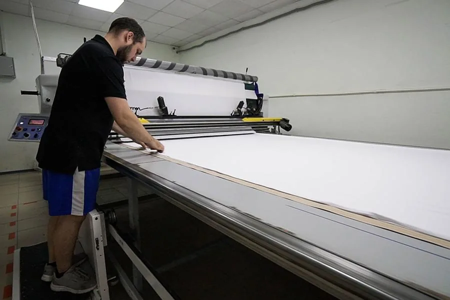 Раскроечный стол: настил полотна перед раскроем